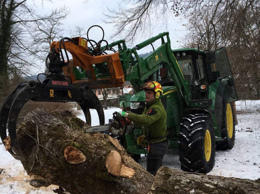 Baum beschneiden mit Traktor Winter